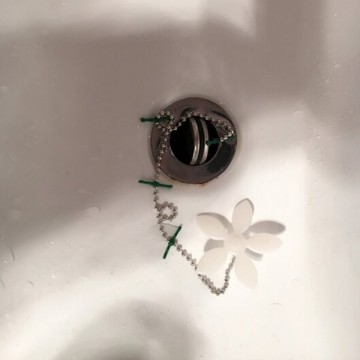 Kvetinka proti upchatiu odtoku vo vani, umývadle