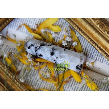 Dúhový mesačný kameň – obelisk