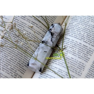 Dúhový mesačný kameň – obelisk