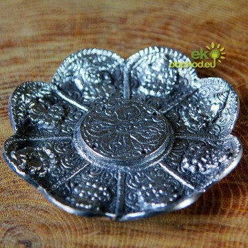 Stojanček guľatý kov, strieborná patina – kvet