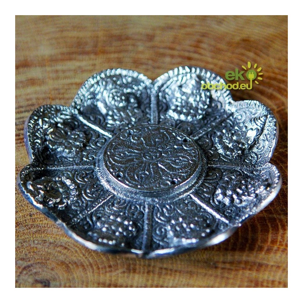 Stojanček guľatý kov, strieborná patina – kvet