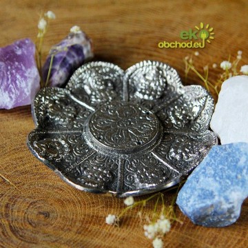 Stojanček guľatý kov, strieborná patina – kvet